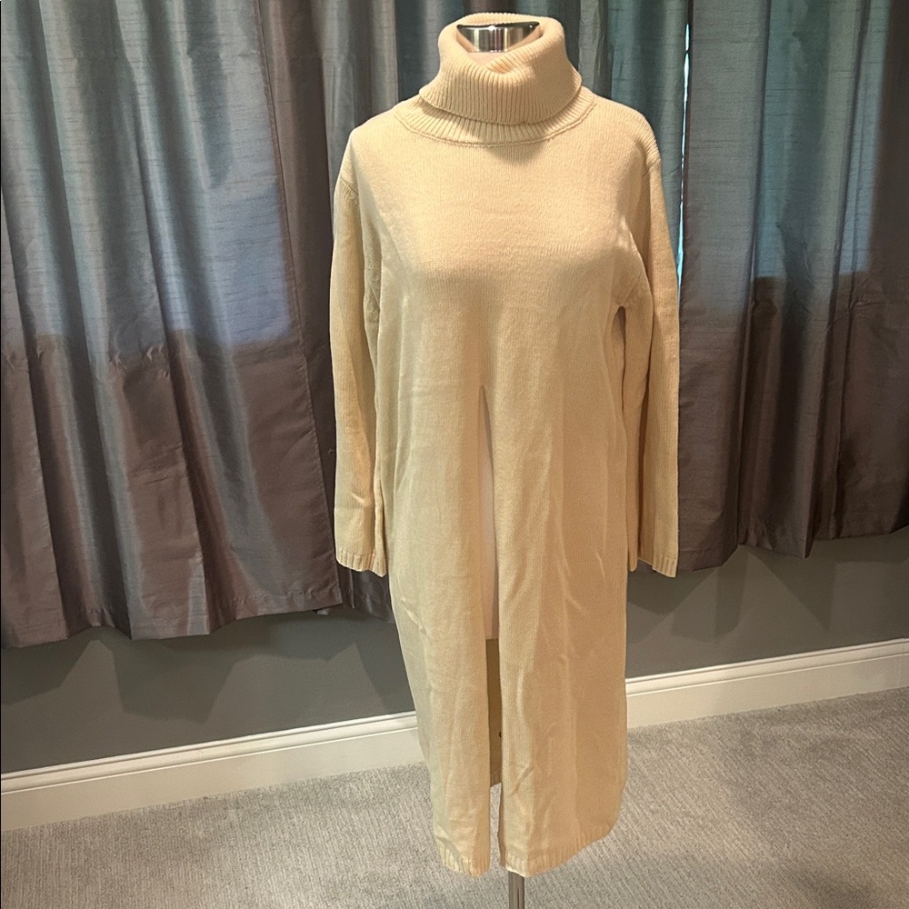 Cozy Cream Turtleneck Sweater with long body / open front slit sz Large